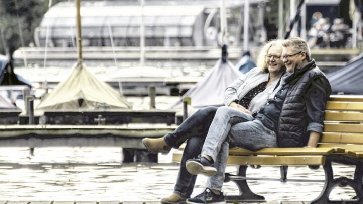 Claudia und Lutz auf einer Bank am Maschsee