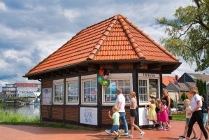 Ein Bild von dem Lüttjen Glückshuus am Wasser in Steinhude.